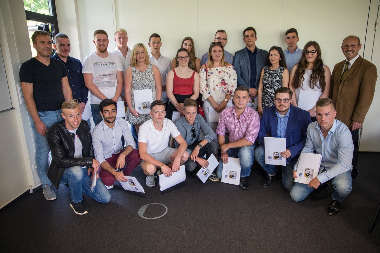 Klasse 12FAb, links Klassenlehrer Frederik Weiß