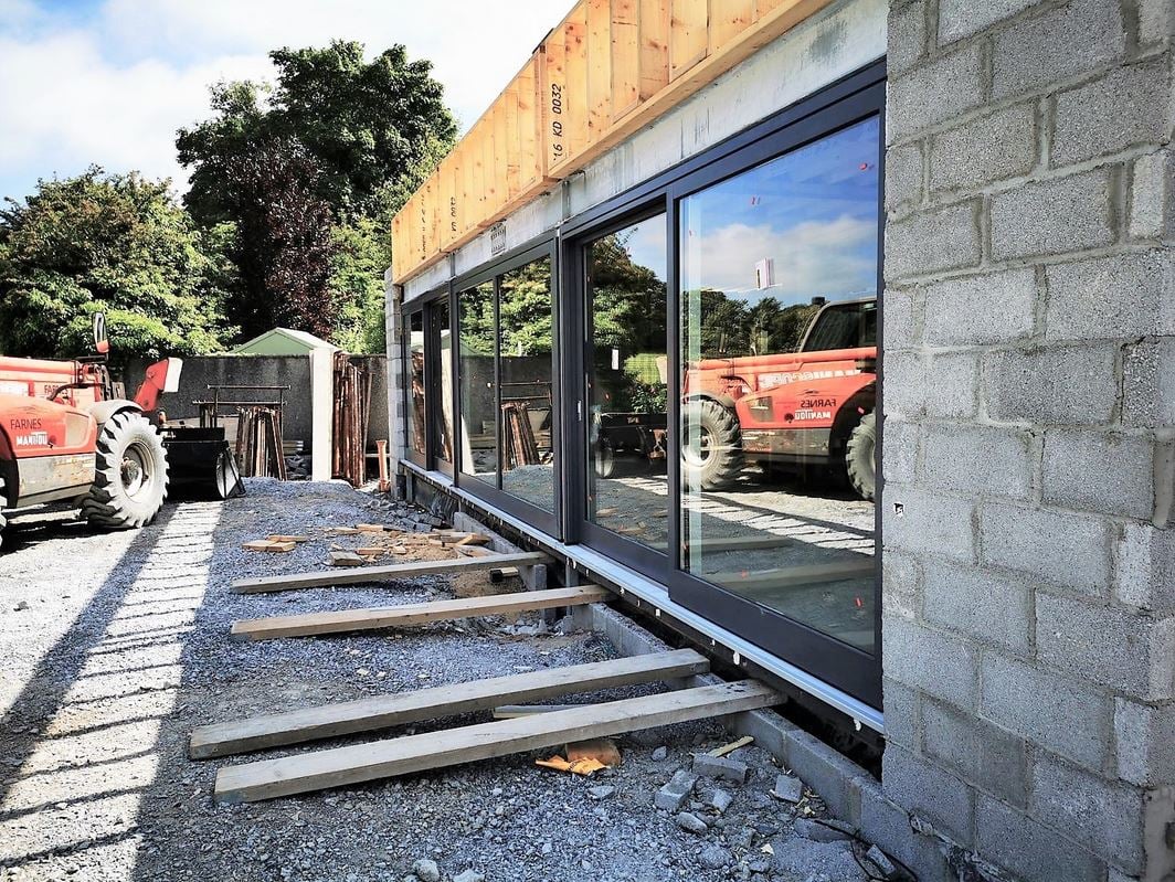 The Result: The Triotherm+ thermal brackets provide the required support for 3 MJ AluClad Sliding Doors with approx. 3.7m width per door.