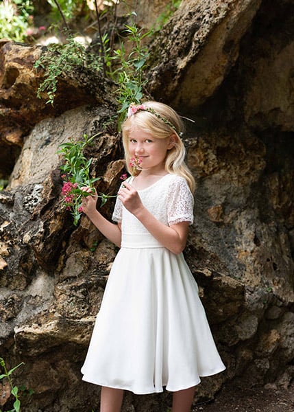 Robe de communion en dentelle et crêpe blanche. Modèle robe communion Eglantine, Fil de Légende. Magasin vêtements cérémonie enfants Paris, Neuilly-sur-Seine.  