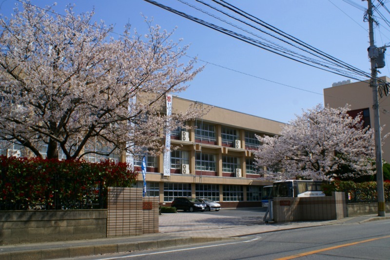 当院の正面の博多高校