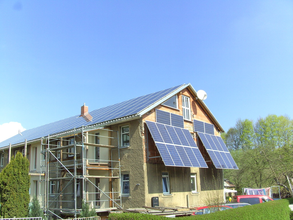 PV auf allen Seiten am Haus Foto Aufgenommen in Sachsen