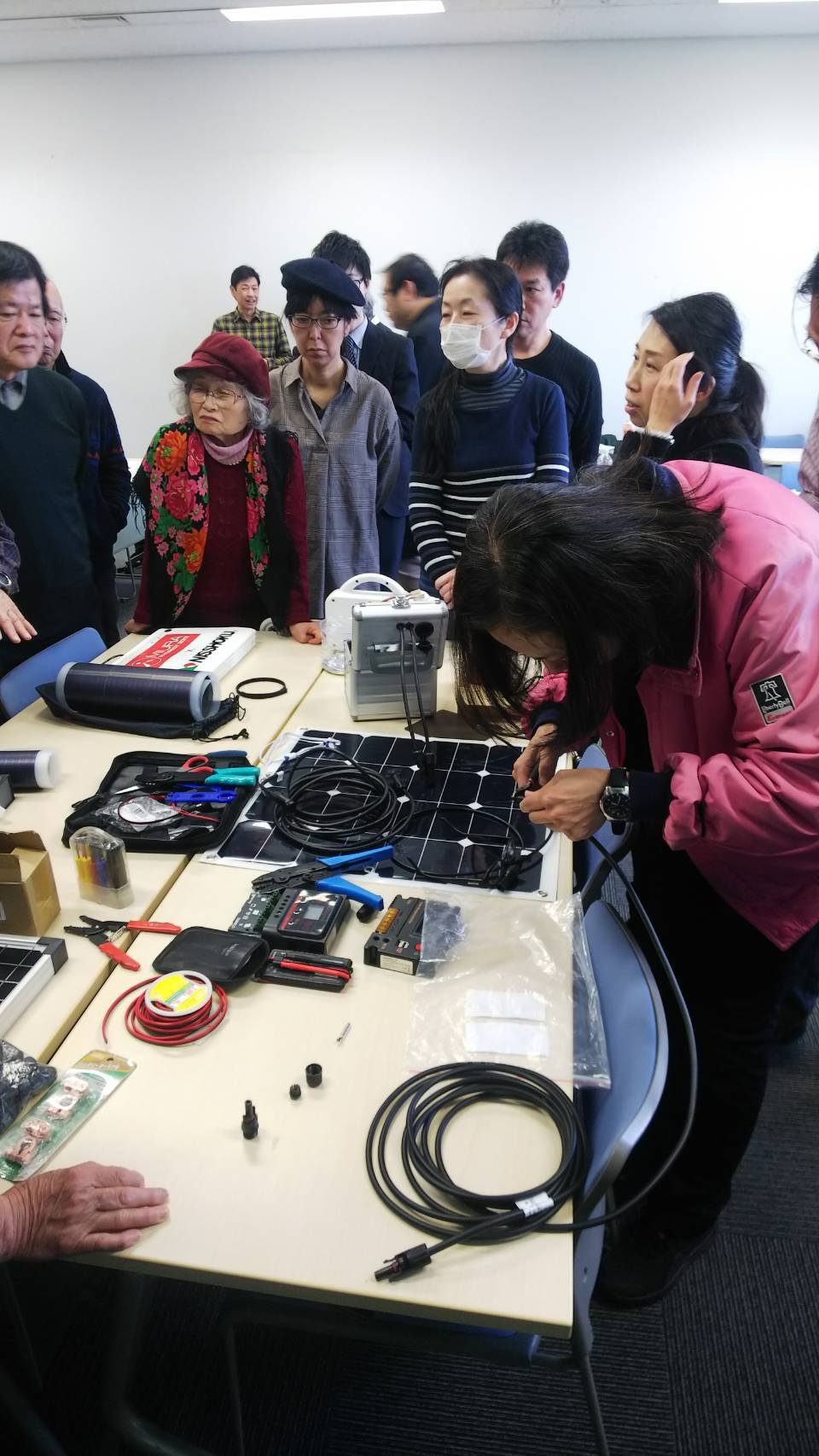 豊中市の組立講座で配線加工に挑戦する参加者