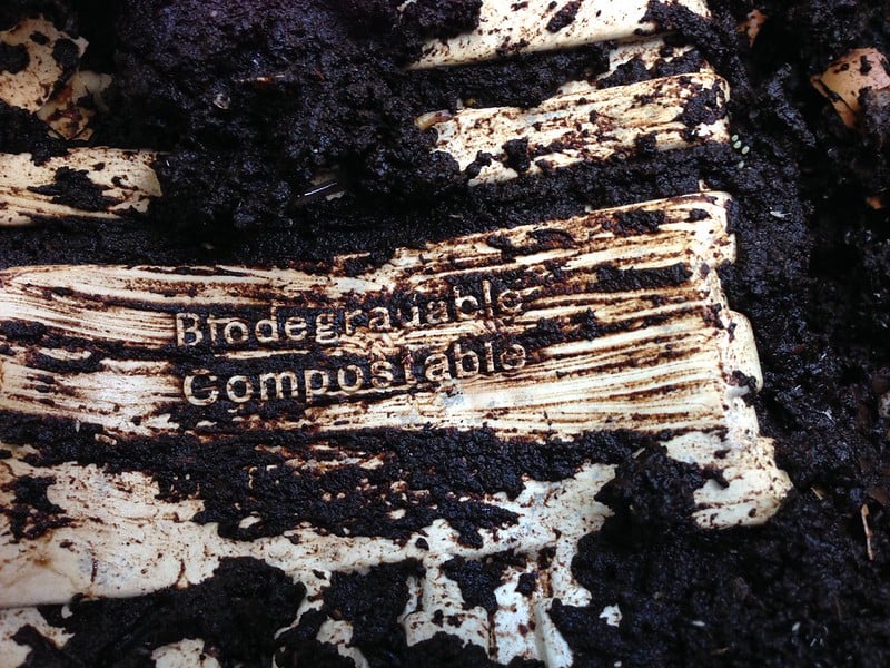 「土に還る」のその先へ 生分解性プラスチックが抱える「光と影」