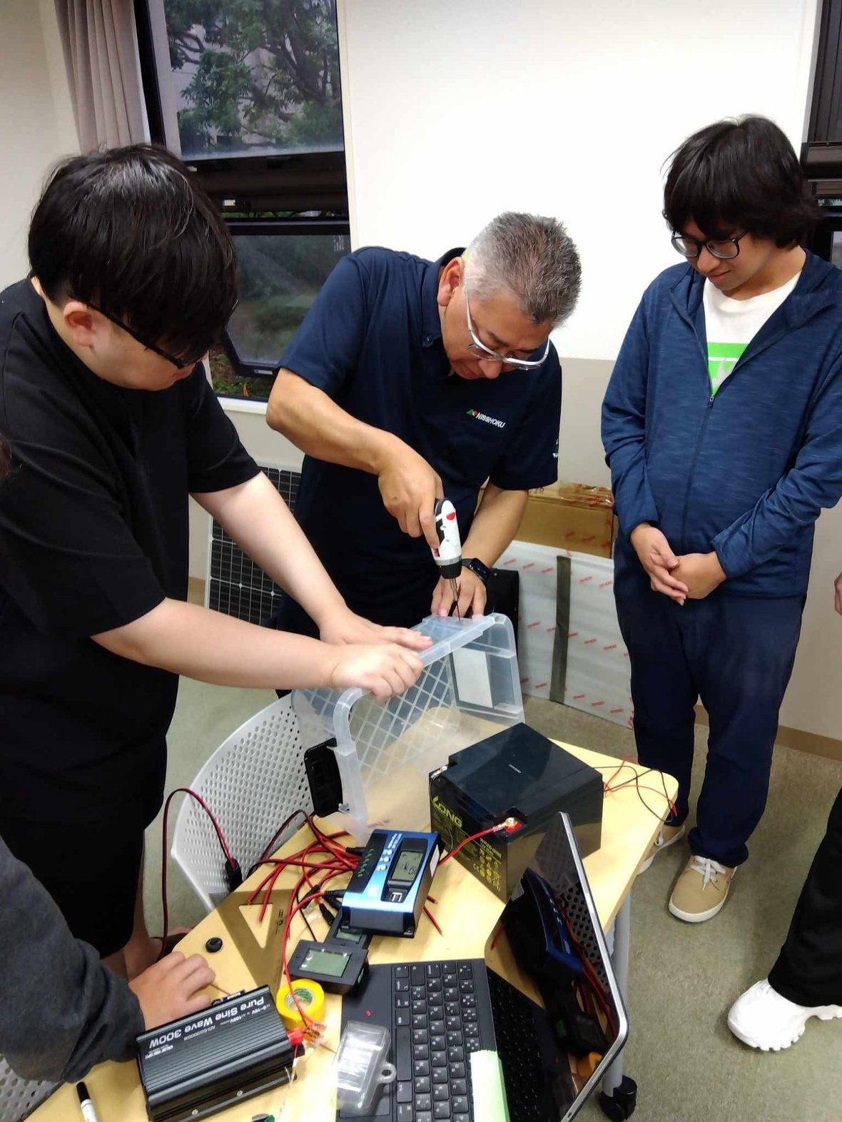 収納BOXにドリルで穴開け