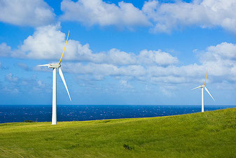 ハワイ島に立つ陸上風車 洋上風車にシフトすることで大都市への電源の供給が容易に CC BY-NC-ND 2.0 John Bruder
