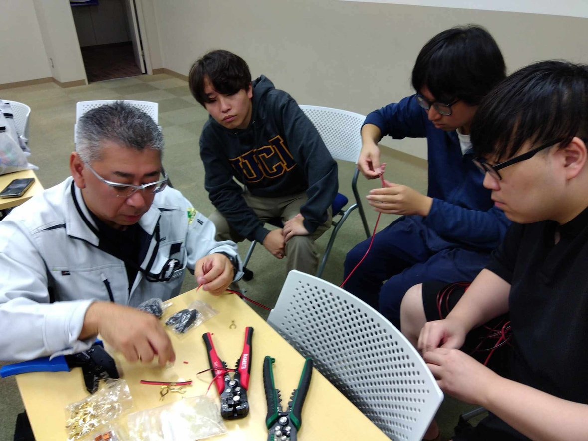 関学の生徒と一緒に配線を加工