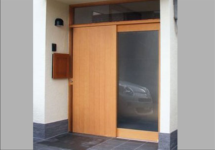 米松無垢板貼り戸とFIX玄関戸