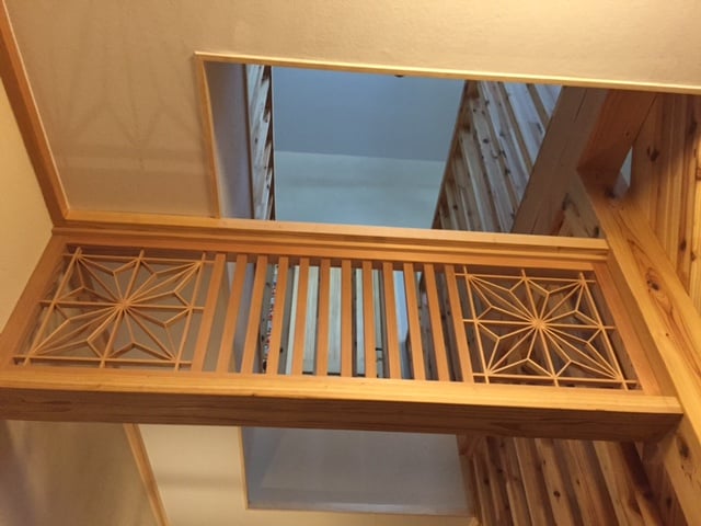 欄間に入れた組子細工と格子