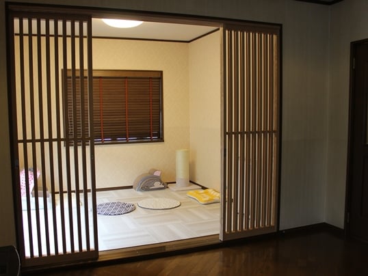 ネコちゃんの為のタモ間仕切り戸