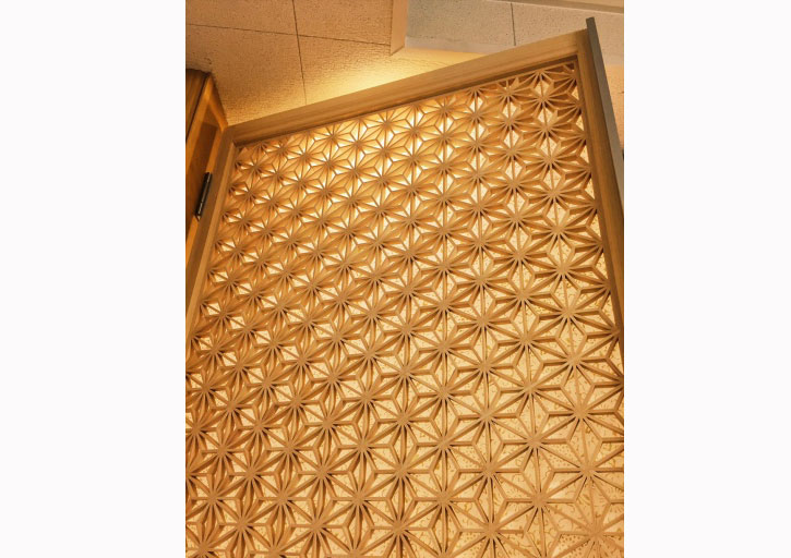 麻の葉組子細工の開き戸