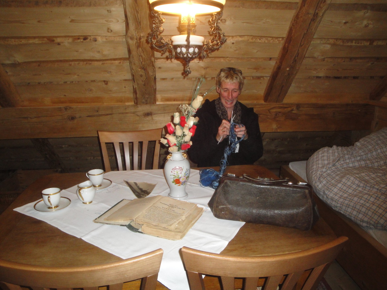 Grossmutter beim stricken 