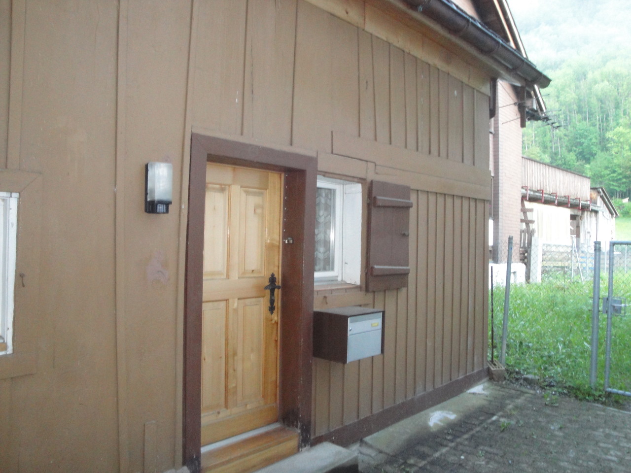 Fassade Ferienhaus vorher, Linthal