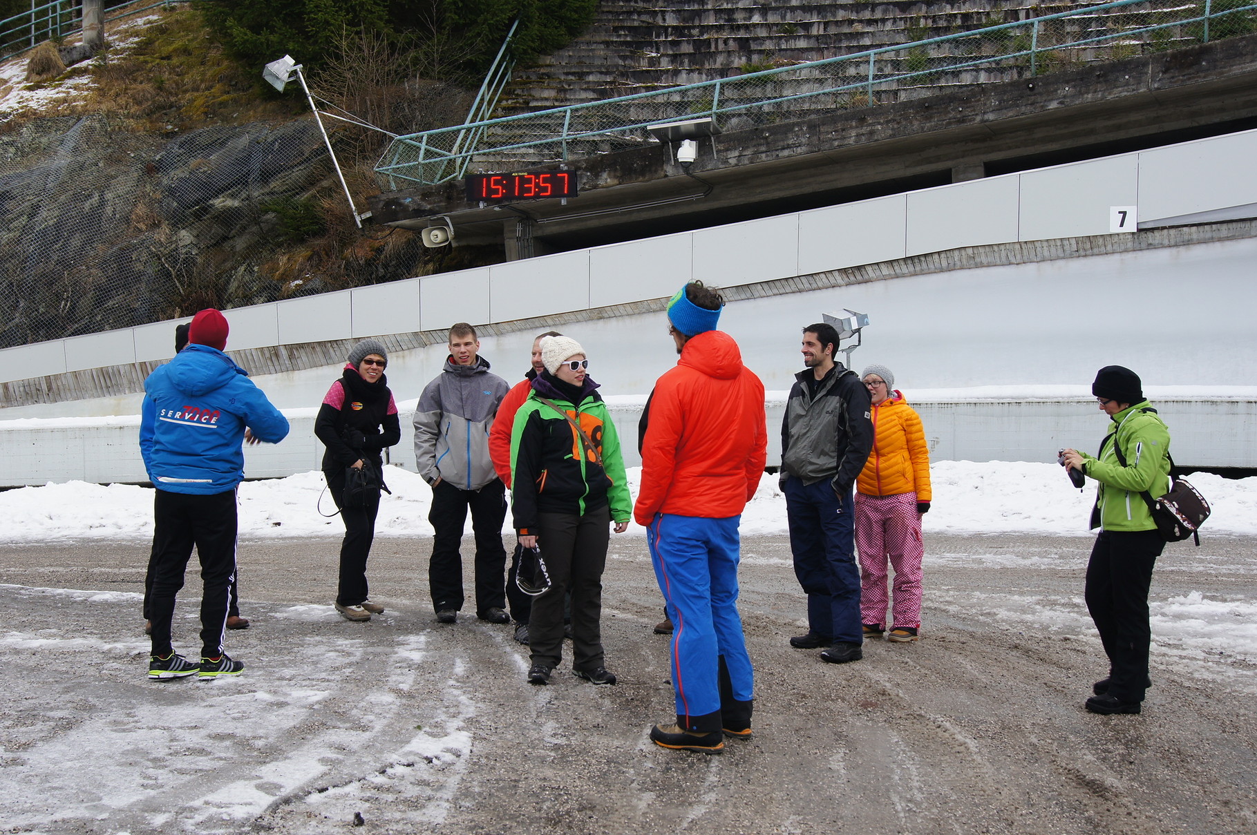 Fachkundig erklärt uns Jürg die Bobbahn sowie ....