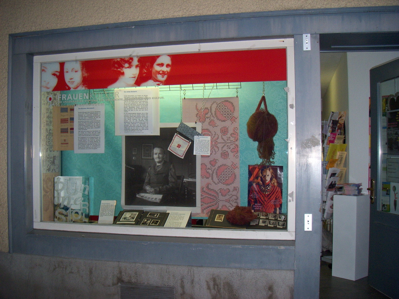 Nr. 1: "BündnerinnenStolz" im Oktober 2012. Ein Fotoalbum des Bündner Heimatwerks von 1950 führt zur Geschichte der Stickerin Ursula Donau-Hänny in Portein.