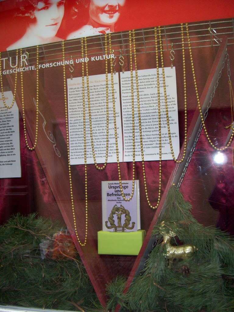 Nr. 3: "glaube der göttin" im Dezember 2012. Das 1988 erschienene Buch "Ursprünge und Befreiungen" der Berner Psychotherapeutin Carola Meier-Seethaler hat 1988 den Blick für das Weibliche in Kult und Alltag alter Kulturen revolutioniert. Ein Zeitzeugnis. 