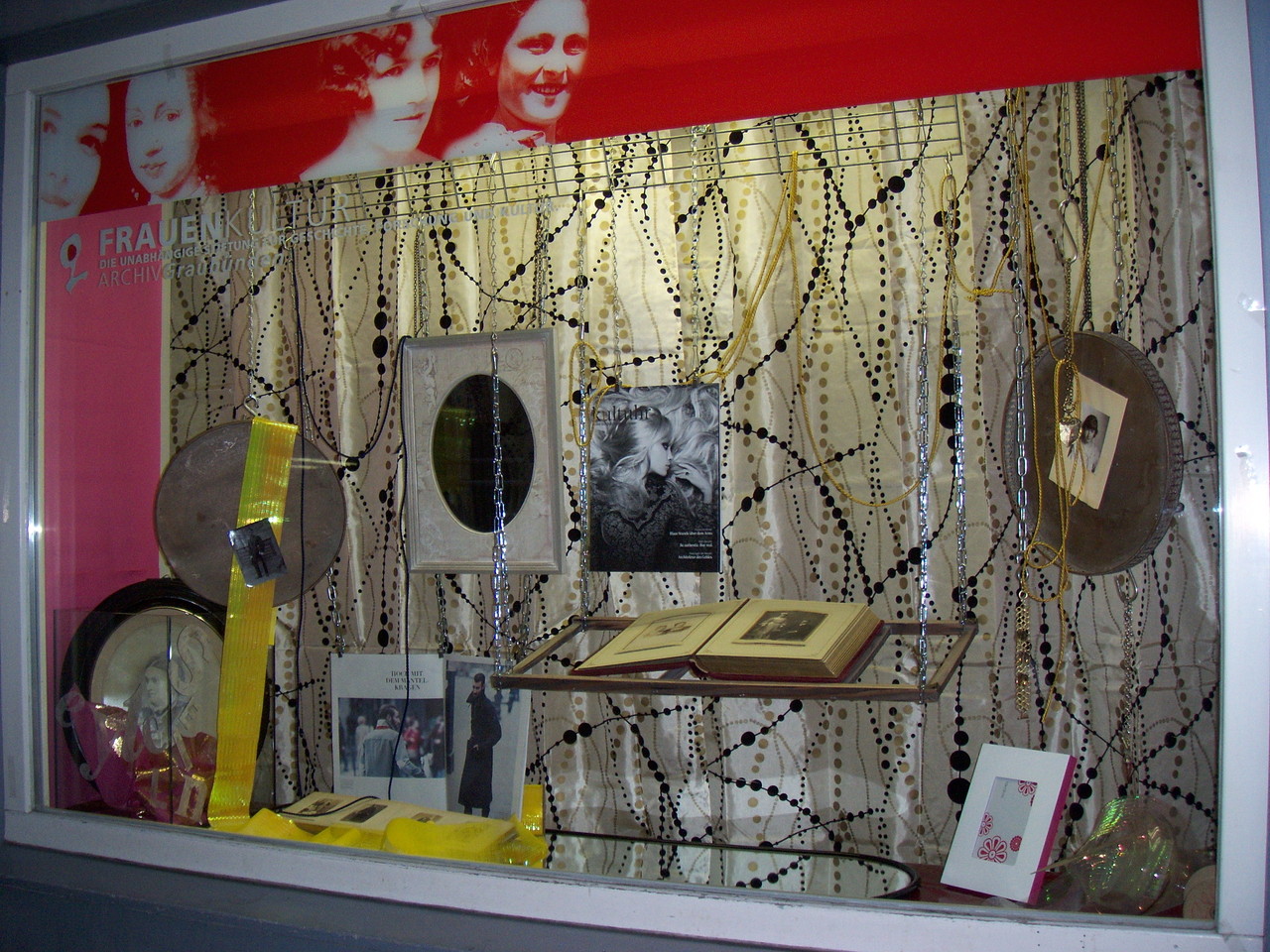 Nr. 2: "eitelSein" im November 2012. "Bin ich schön?" Eitle sind zeitlos und man erkennt sie immer, ob in Fotoalben von 1900 oder im Modemaganzin von heute. Früher eine Todsünde ist die Eitelkeit heute Kult.