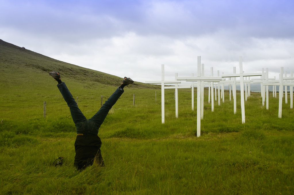 Kunst und Mahnung an der Straße