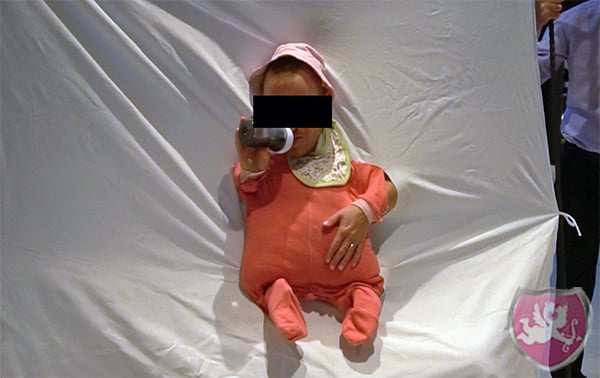 Bräutigam füttern unpassendes Hochzeitsspiel Belustigung Brautpaar