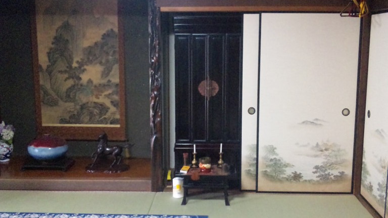 立派なお仏壇と床の間です。