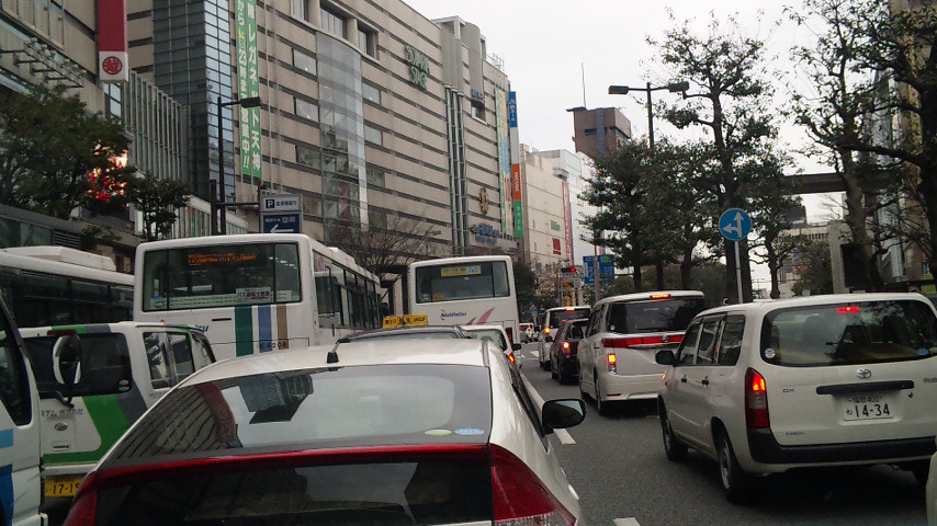 師走の金曜日。いつも以上に天神も渋滞・・・