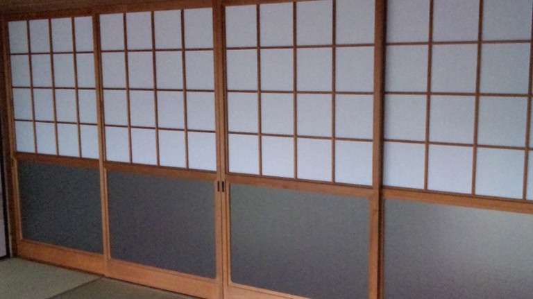 お部屋の廻りが縁なので沢山あるのでしょう。でも落ち着きます。