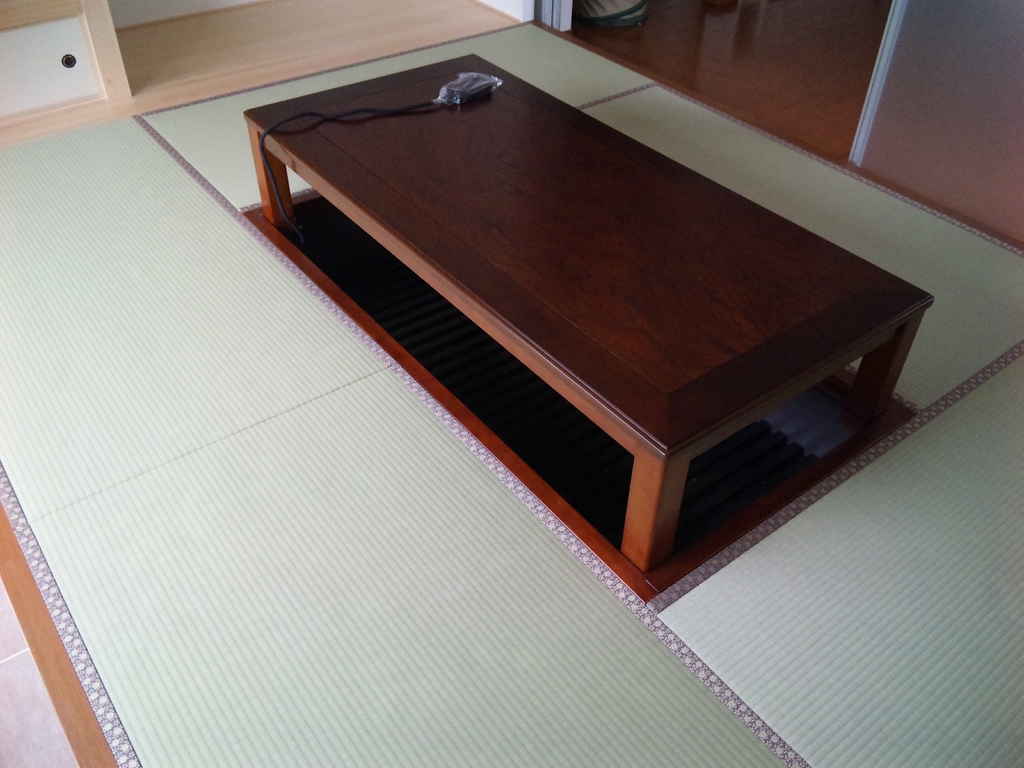 真ん中に、掘り炬燵。