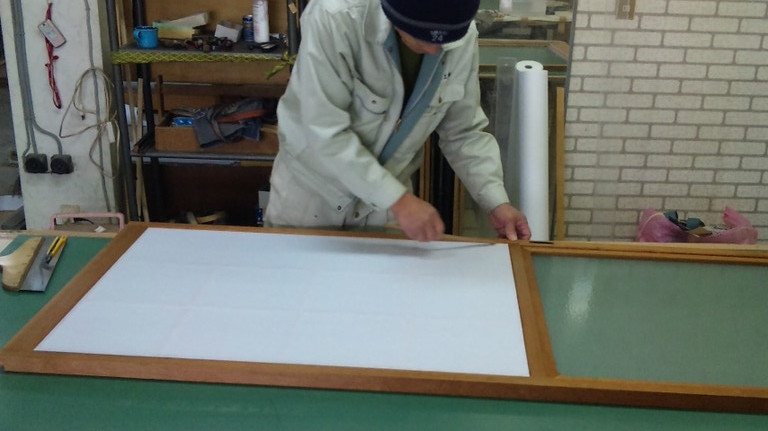 障子紙張り作業