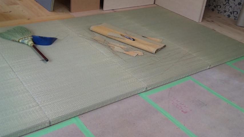 一枚づつ敷居の高さを調整しつつ敷き込んでいきます。