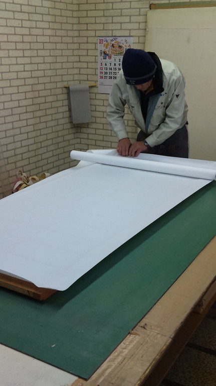 最後にカットし枠に紙をなじませながら貼ります