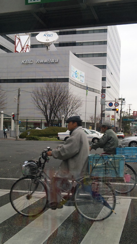 人も車も慌ただしく行き交います。