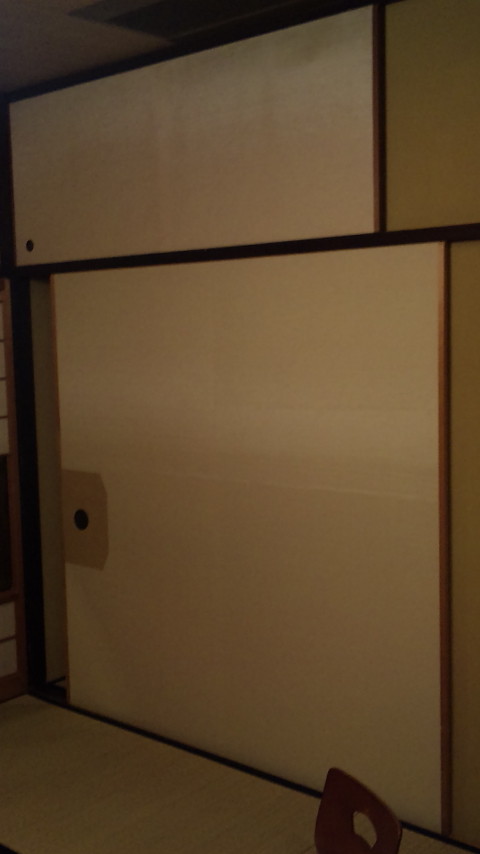 由緒ある旅館の超幅広の襖です。