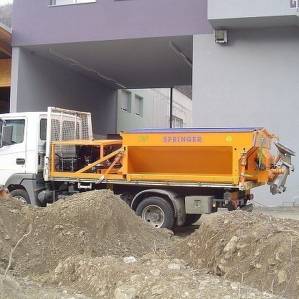 Attrezzo spandi pietrisco con  alimentazione olio