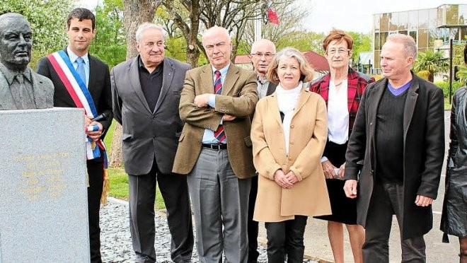 Bust,e en bronze du Dr Piton, à Plémet, Sculpteur, Langloÿs