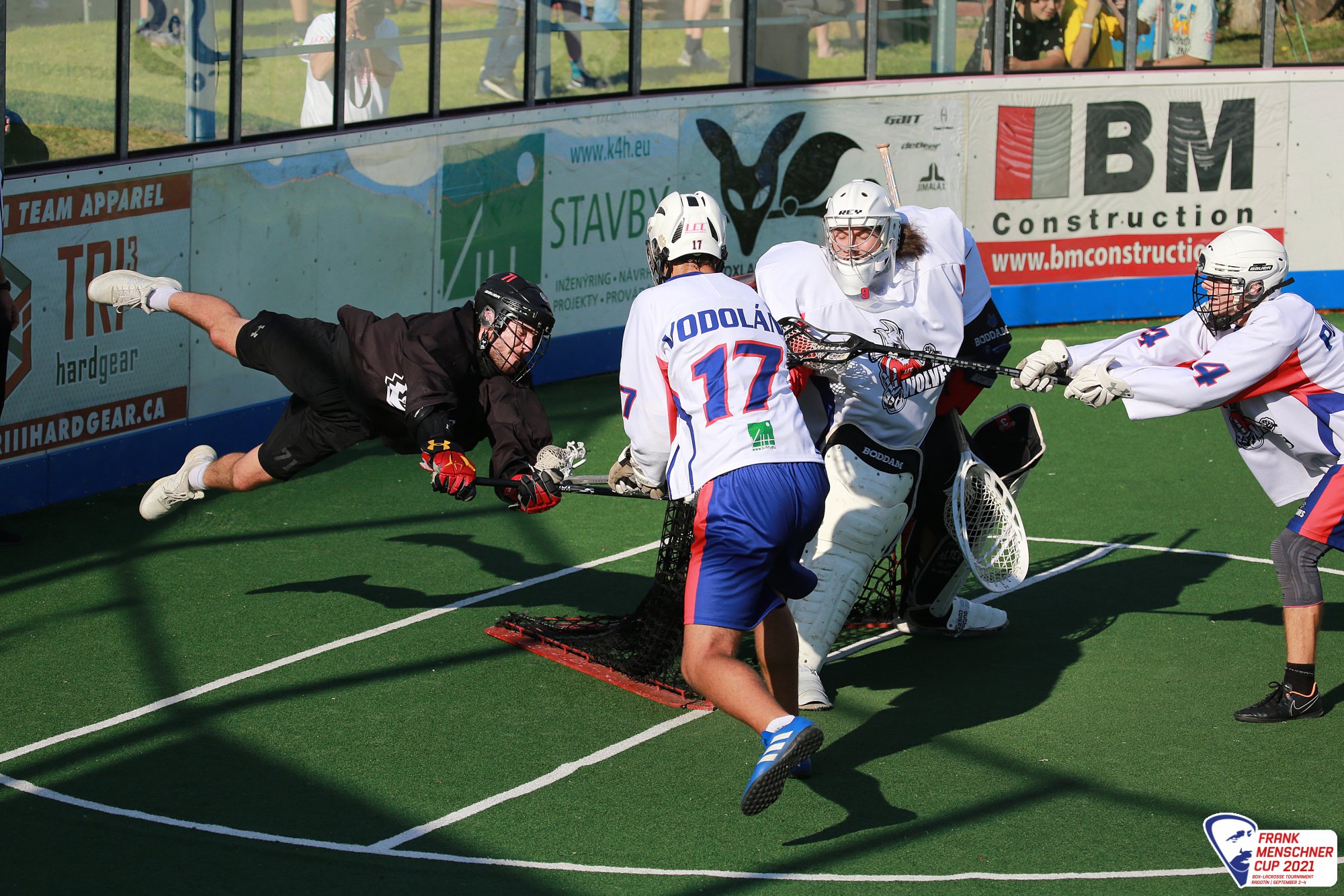 Der Wolf Gustav Weber senkrecht in der Luft (Credit: LCC Radotin)