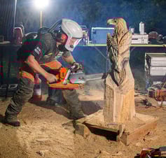Christian Mücke beim schnitzen mit der Kettensäge
