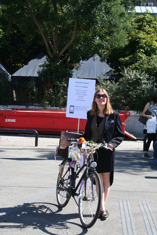 Sandra Löwe, Initiantin des Sprachhauses M, trug mit einem wunderbar dekorierten Fahrrad Lyrik in die Innenstadt