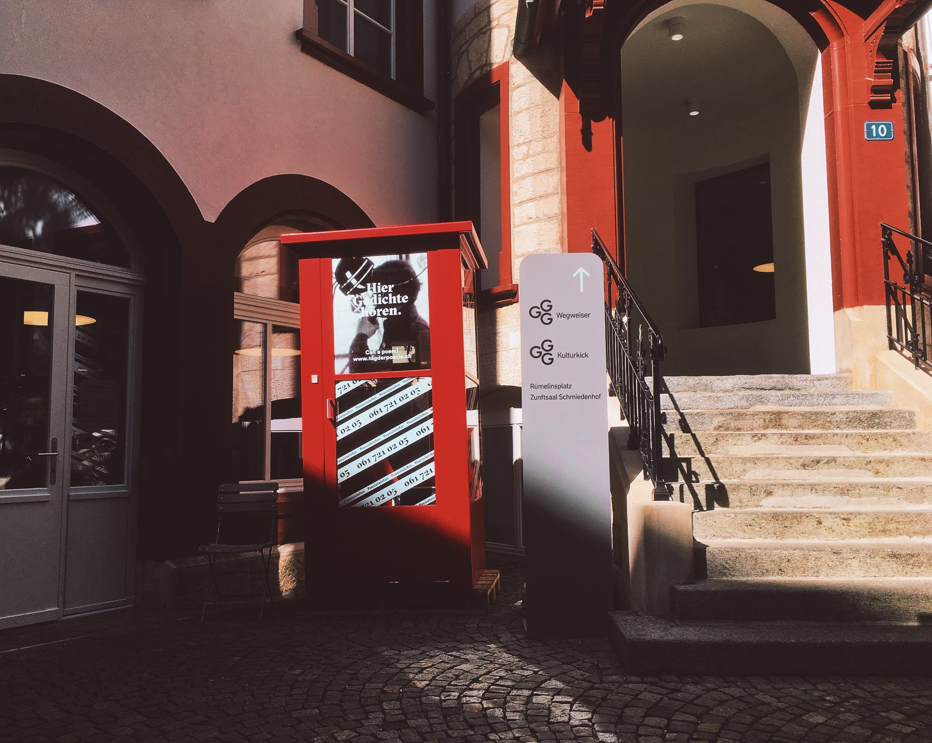 Die Kabine zieht nochmals um und findet ab Mitte September 2019 eine erste längere Bleibe im Schmiedenhof bei der GGG Stadtbibliothek.