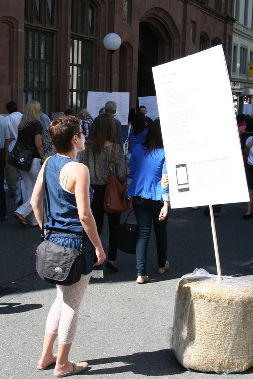 Bei erfreulich vielen samstäglichen Besucherinnen und Besuchern der Basler Innenstadt stiessen die Gedichtplakate auf Interesse.
