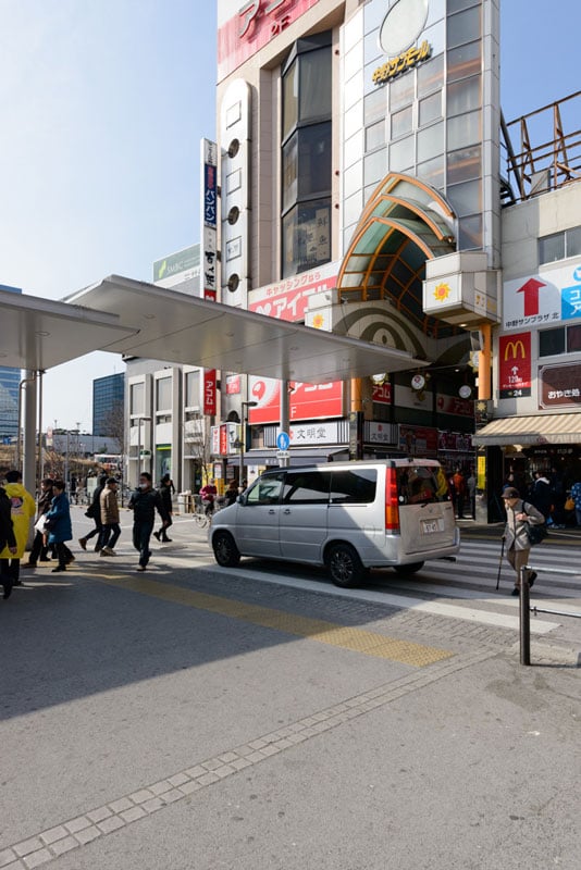中野駅北口２（サンモール商店街入り口）　650m　※サンモール商店街の先が中野ブロードウェイ