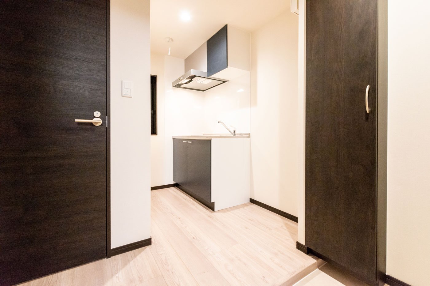 玄関からキッチンへ