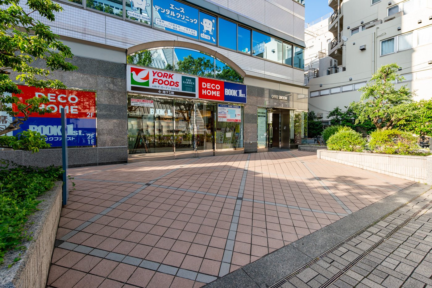 York Foods with ザ・ガーデン自由が丘/BOOK 1st/ DECOHOME 900m