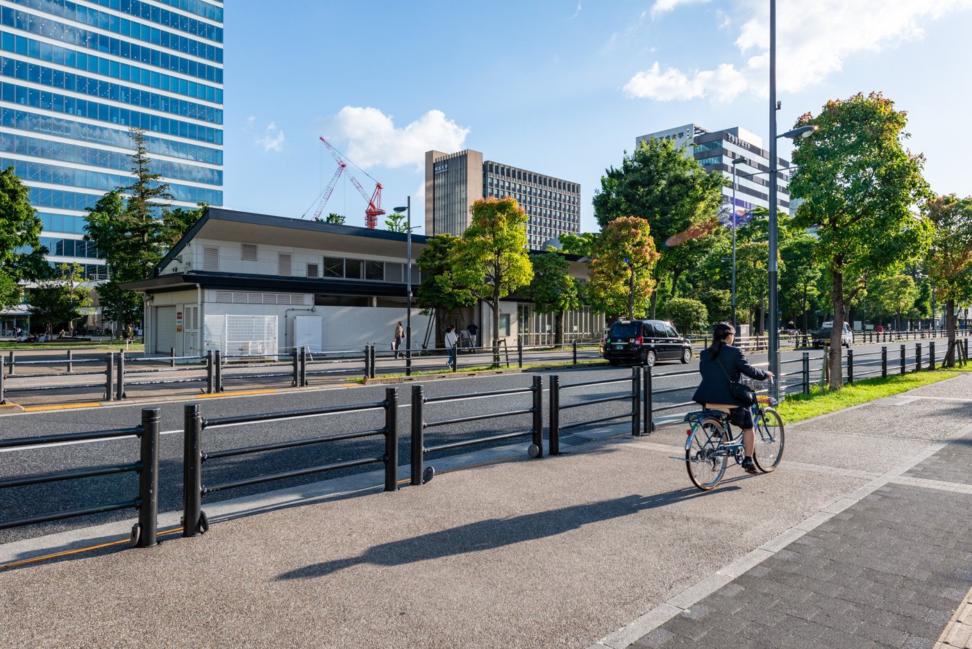 中野セントラルパークの大学群（奥に見える高い建物）　800m～900m