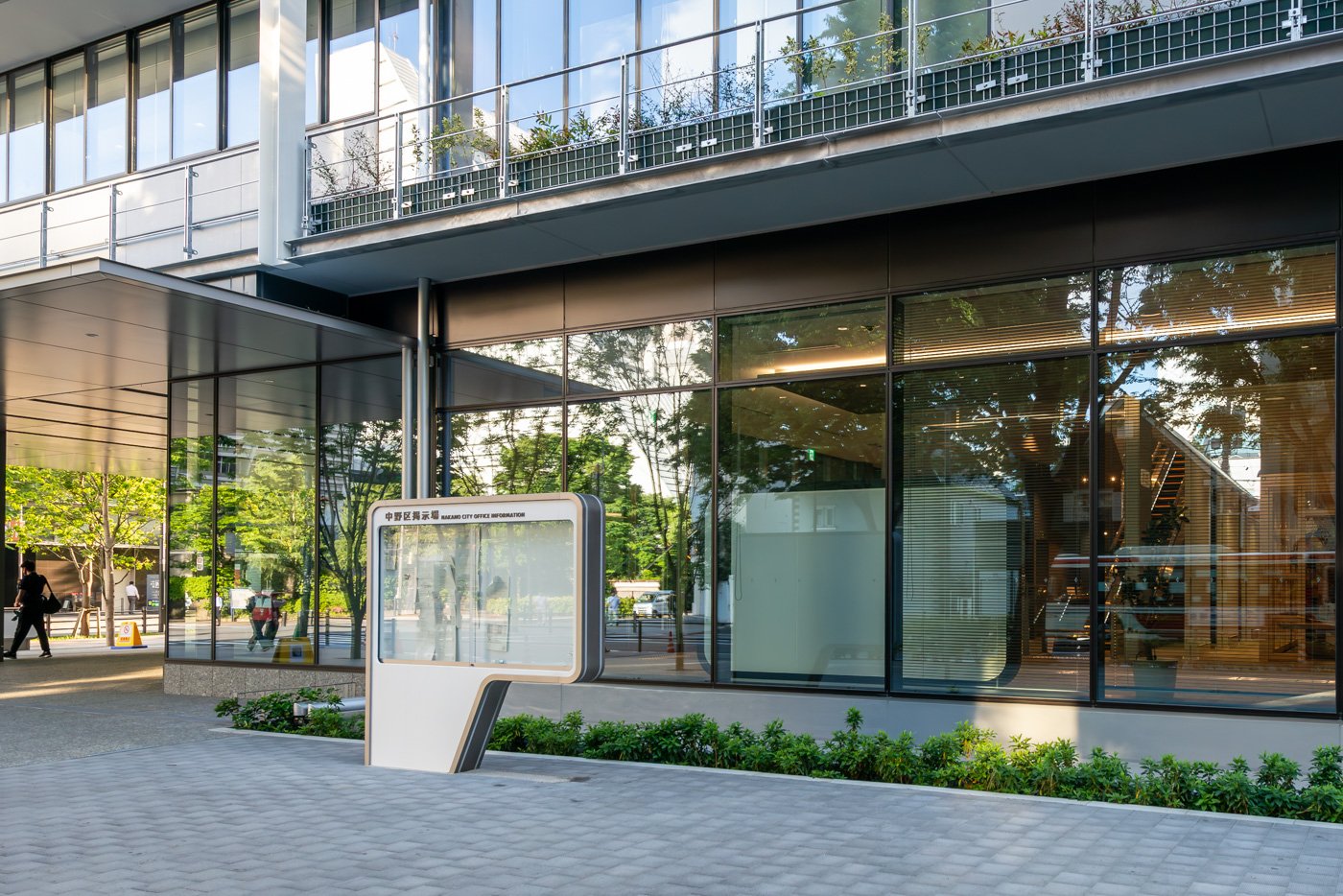 中野区役所新庁舎　けやき通り側（コンビニがあります）