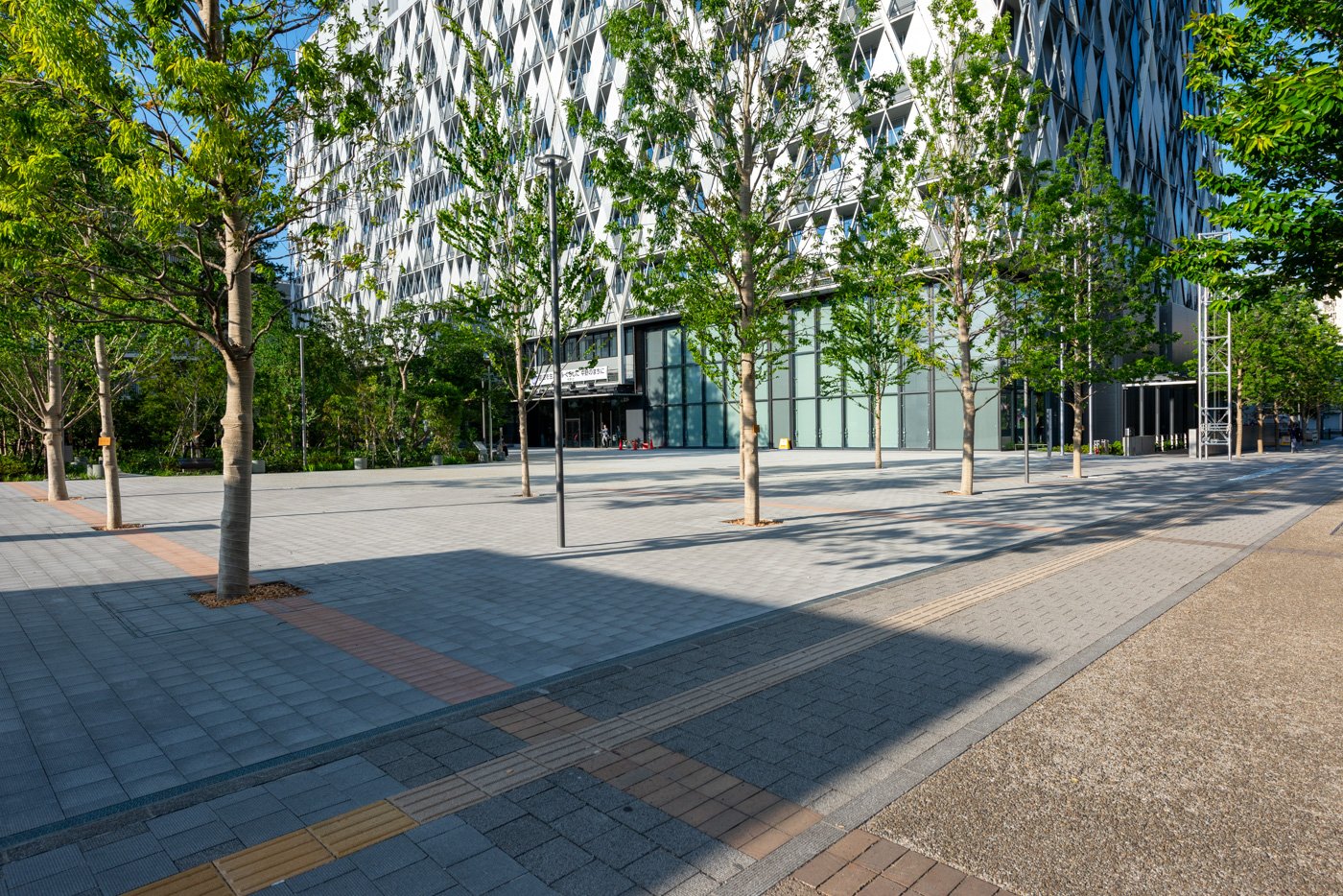 中野区役所新庁舎　セントラルパーク側（カフェテリアがあります）