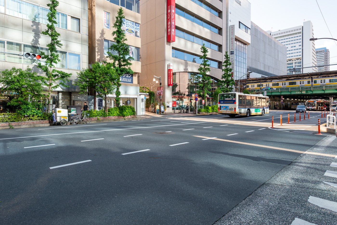 中野通りから望む中野駅北口方面