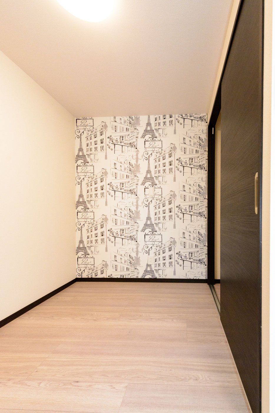 クローゼットと壁紙