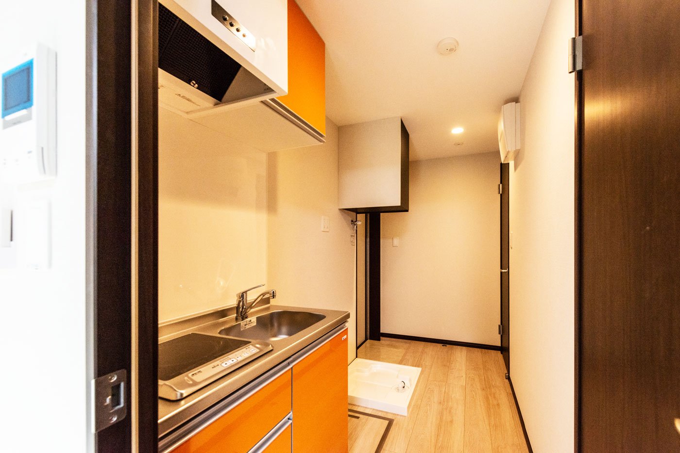 鮮やかなオレンジのキッチン