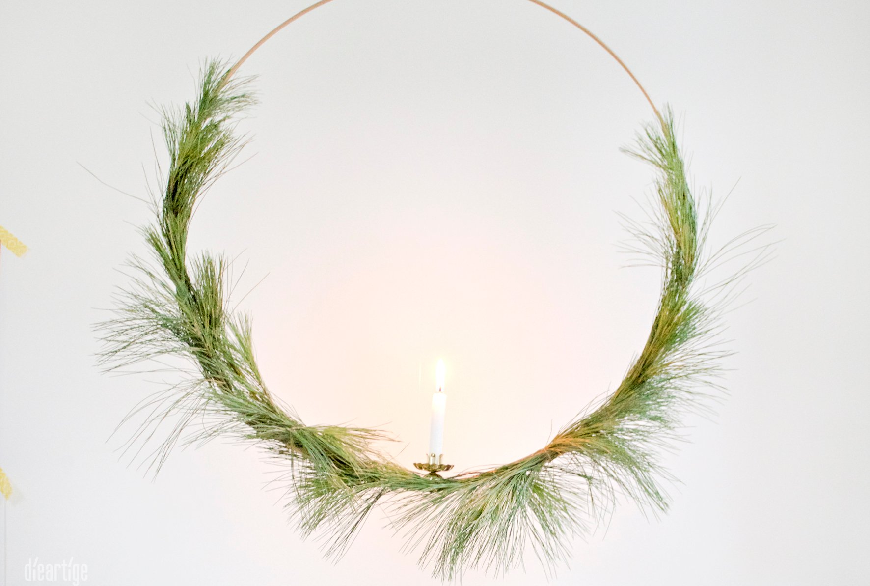 dieartigeBLOG - Kranz aus Seidenkiefer & Goldring + Kerze, Dekoidee Advent, Weihnachten, Winter