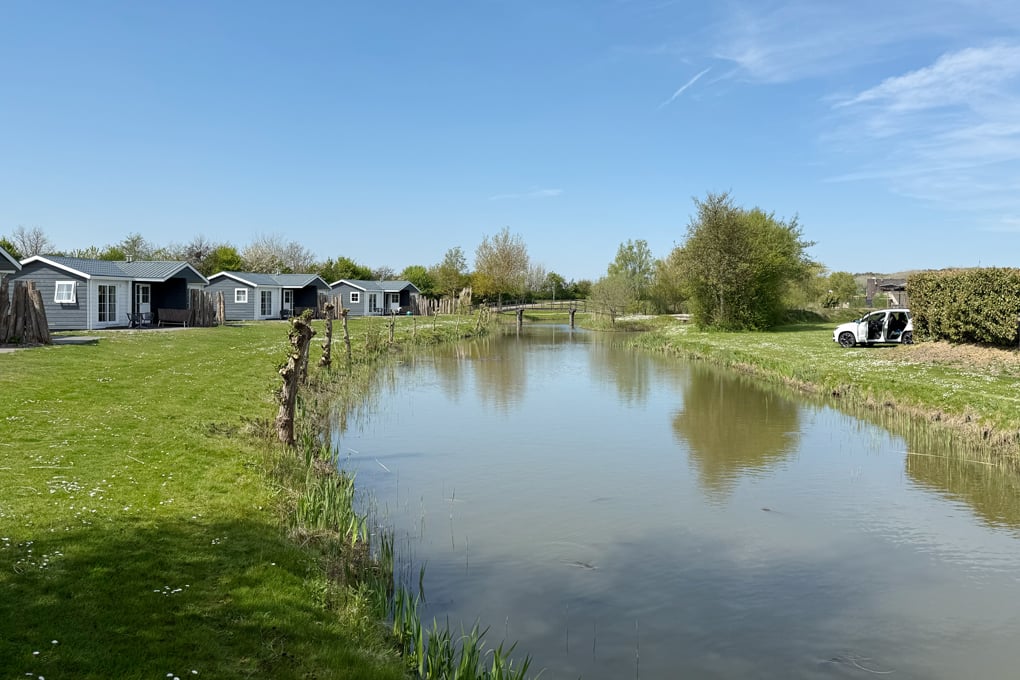 Schön angelegte Anlage mit großem See