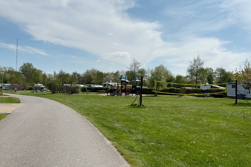 Weg zum Spielplatz und dem Sanitärgebäude